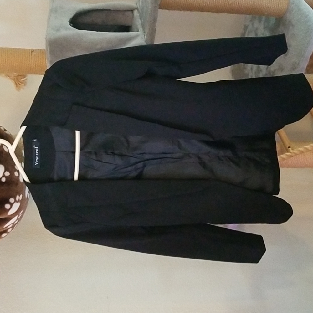 Yesereal Black blazer, size medium